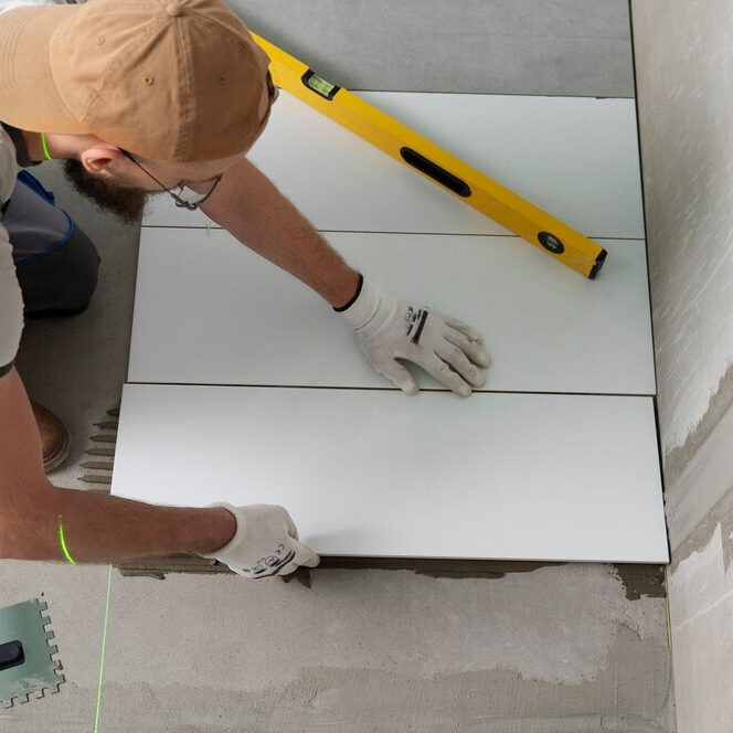 tiler-trabajando-renovacion-apartamento_23-2149278631